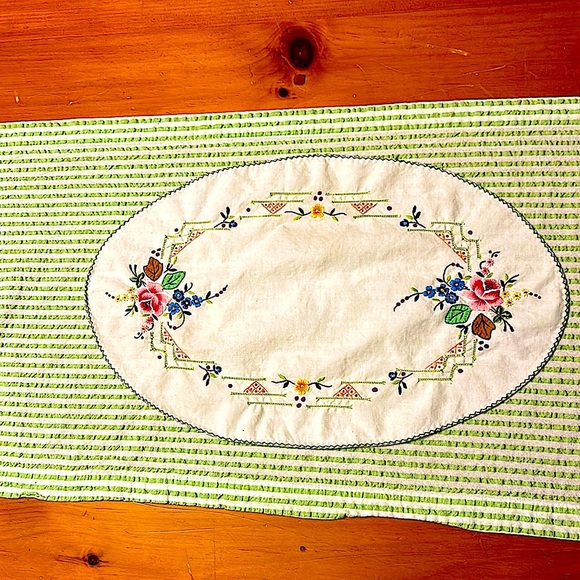 Embroidered Floral Round Doily Set of 3 Hand Crafted Embroidery USA - Picture 4 of 13